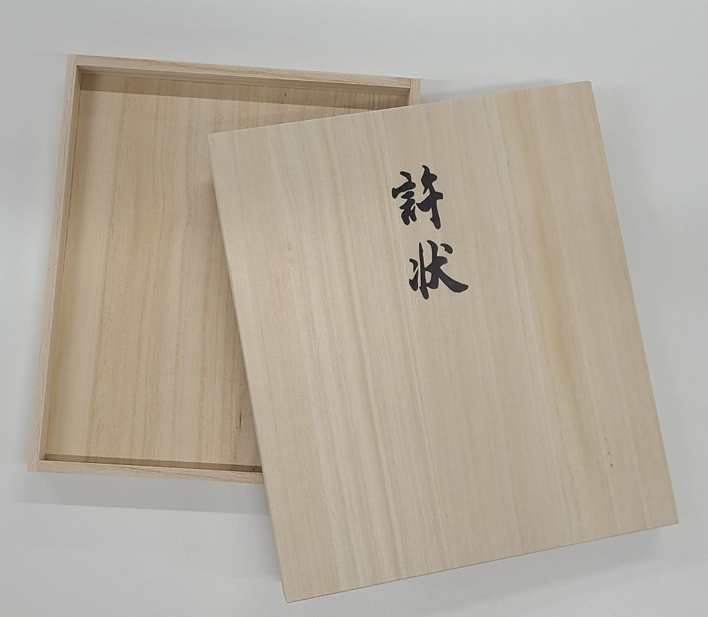 用於存放一級至二級許可證的桐木盒